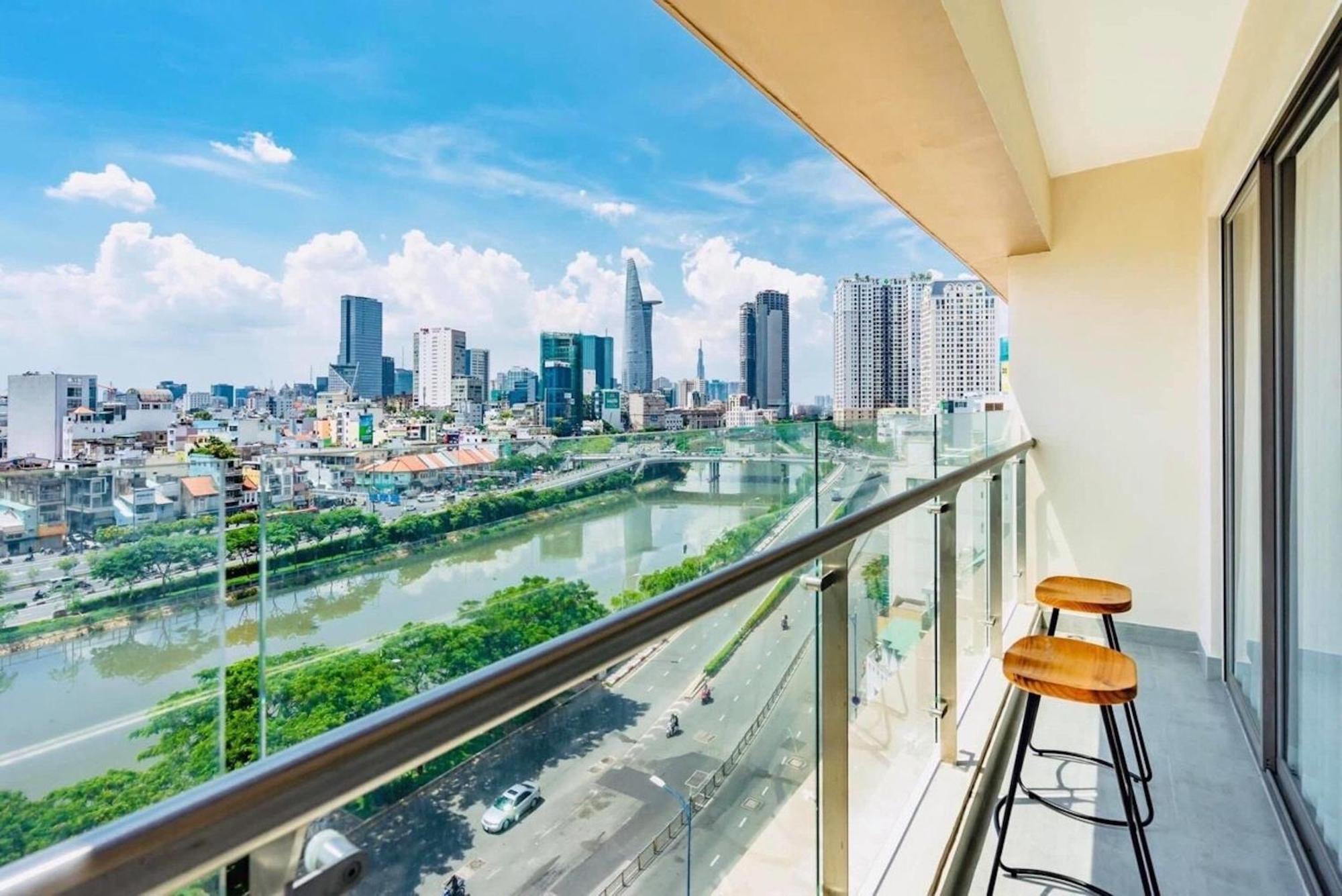 Genius Apartment River Gate Center Хошимин Екстериор снимка